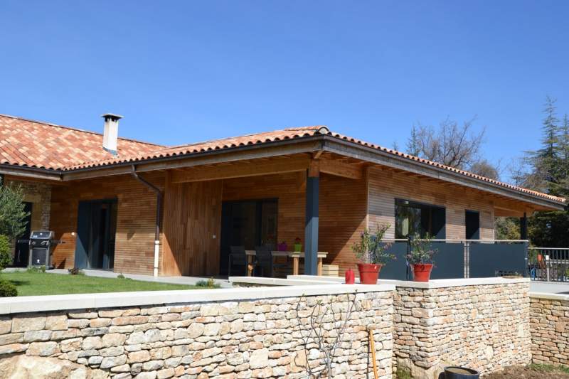 maison en bois et pierres à Cabrières d'Avignon